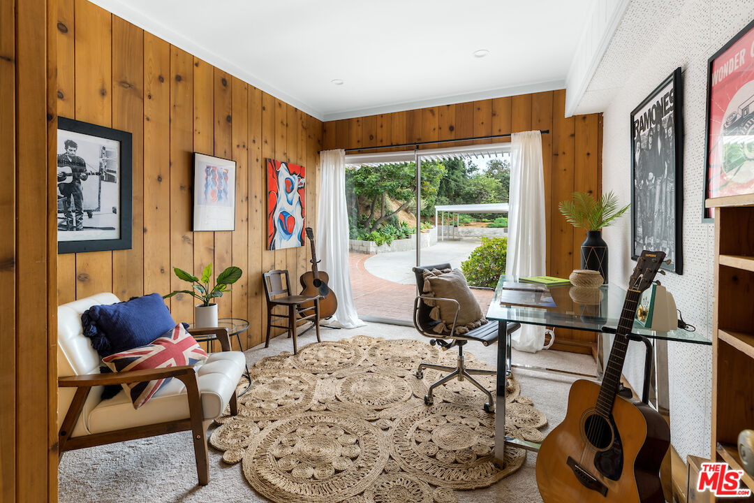 8862 Hollywood Hills Rd