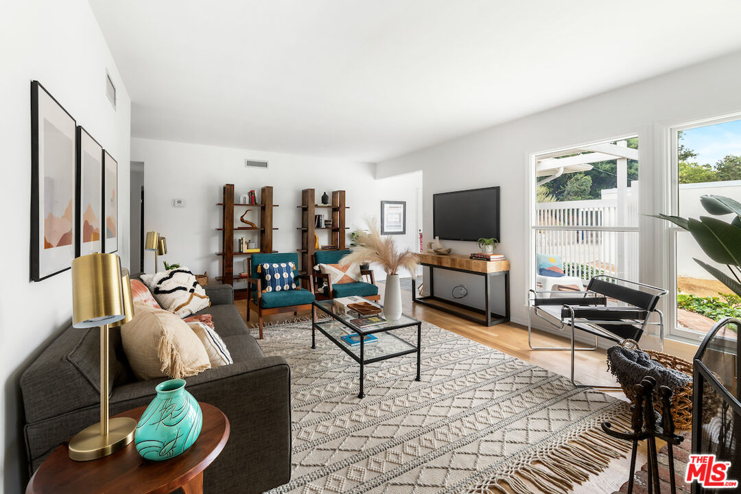 8862 Hollywood Hills Rd