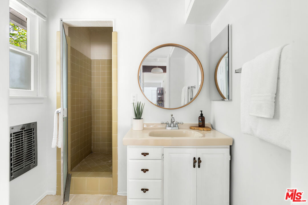 8862 Hollywood Hills Rd