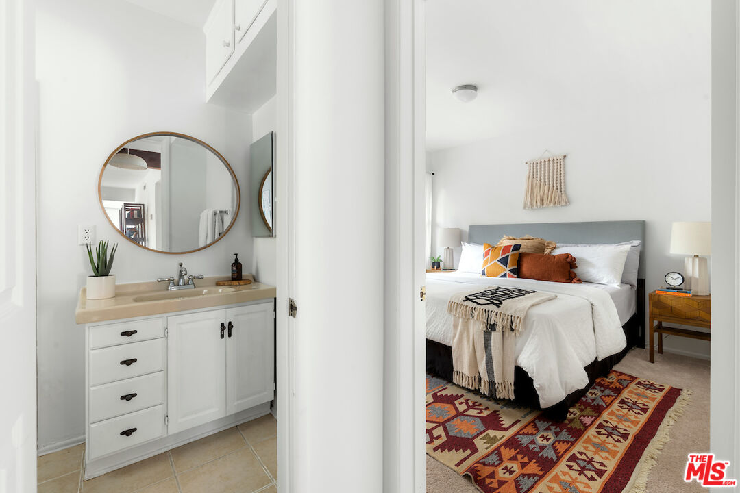 8862 Hollywood Hills Rd