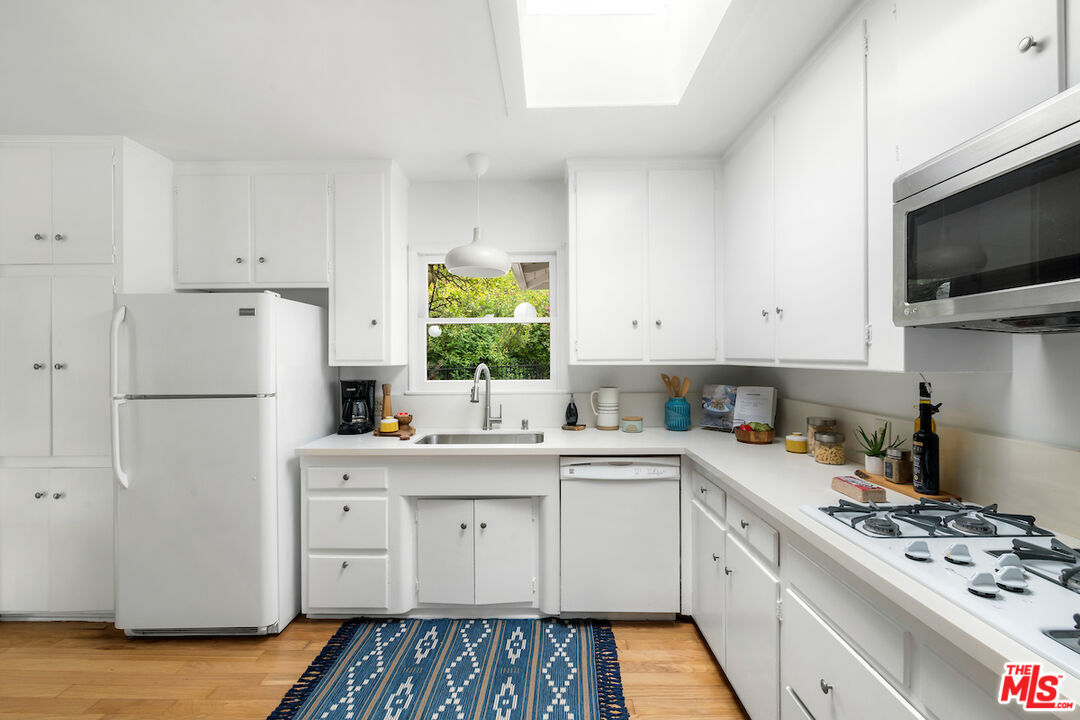 8862 Hollywood Hills Rd