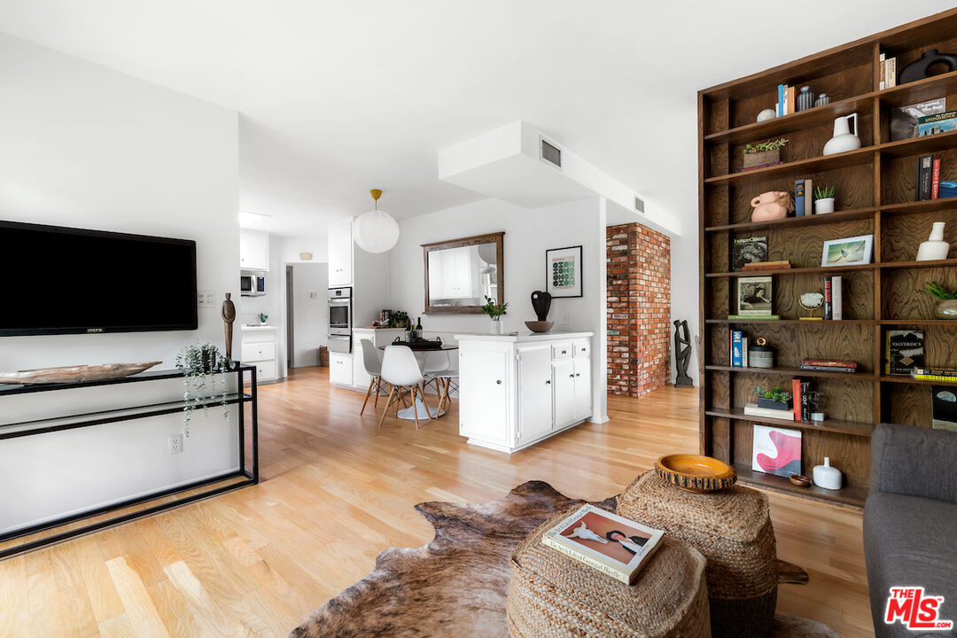 8862 Hollywood Hills Rd