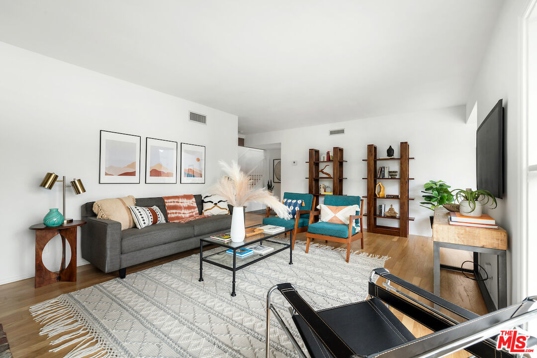 8862 Hollywood Hills Rd