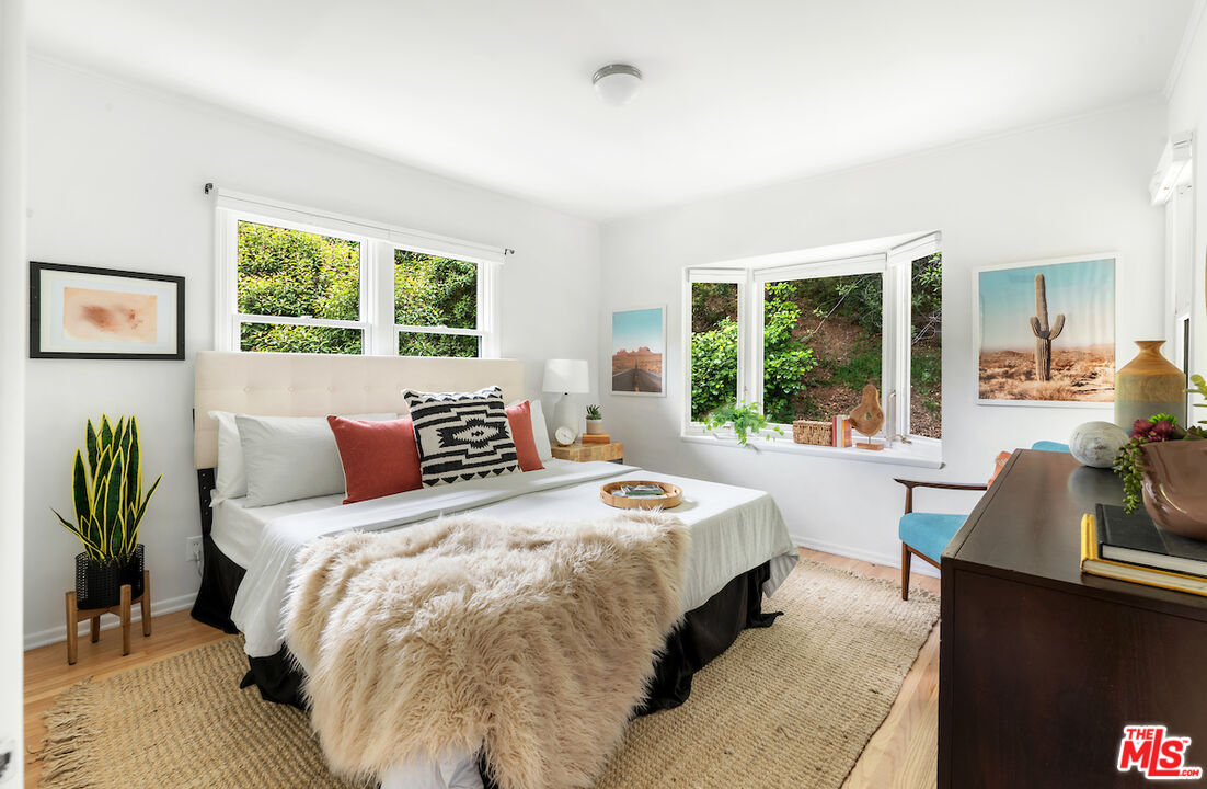 8862 Hollywood Hills Rd