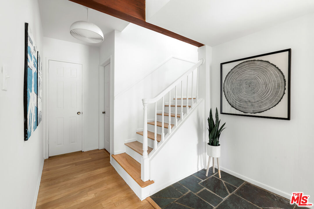 8862 Hollywood Hills Rd