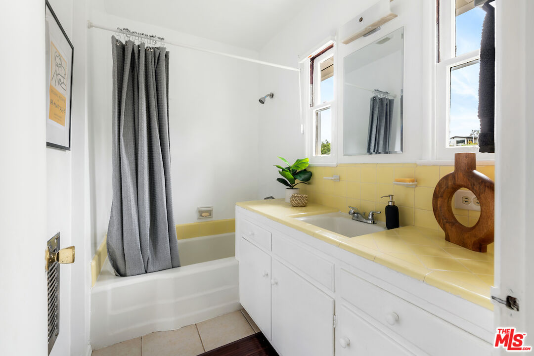 8862 Hollywood Hills Rd