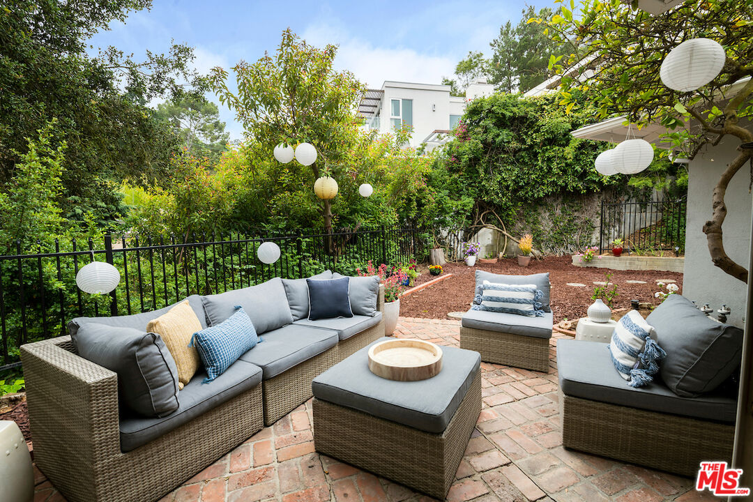 8862 Hollywood Hills Rd