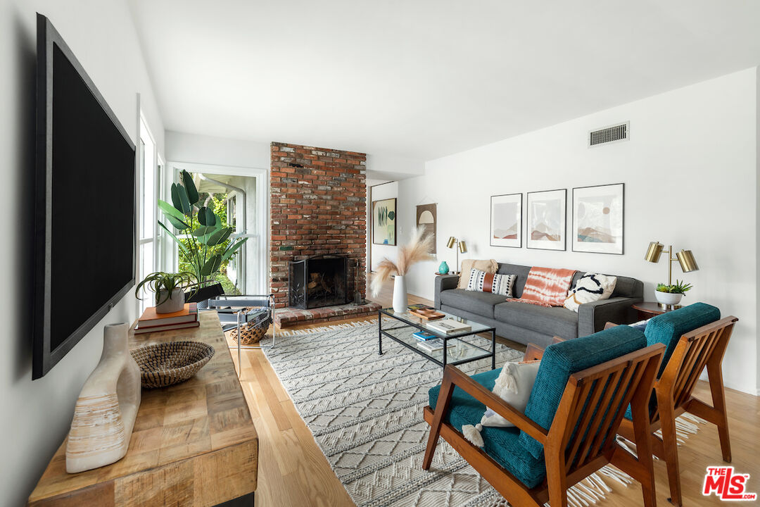 8862 Hollywood Hills Rd