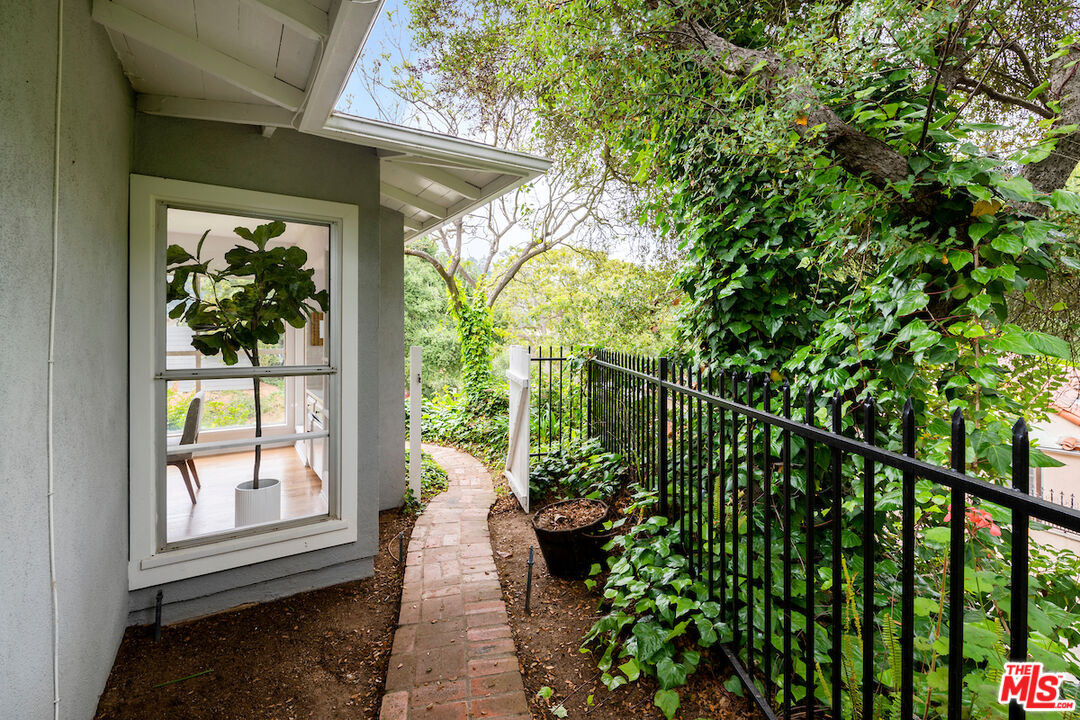 8862 Hollywood Hills Rd