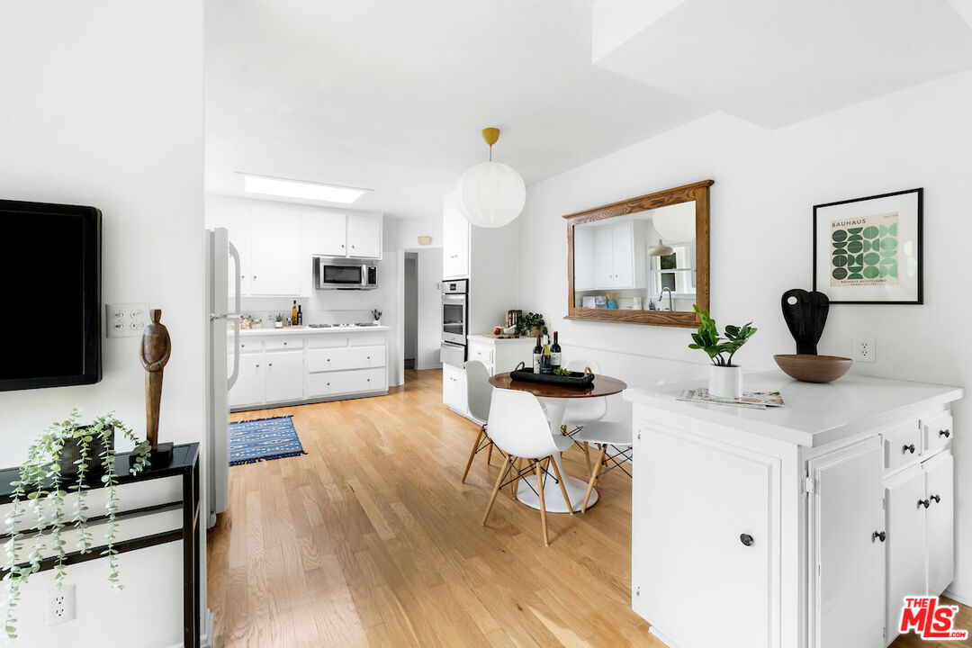 8862 Hollywood Hills Rd