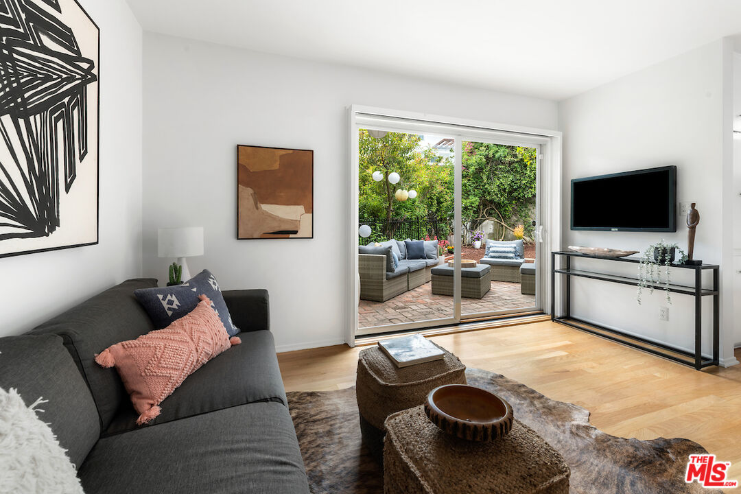 8862 Hollywood Hills Rd