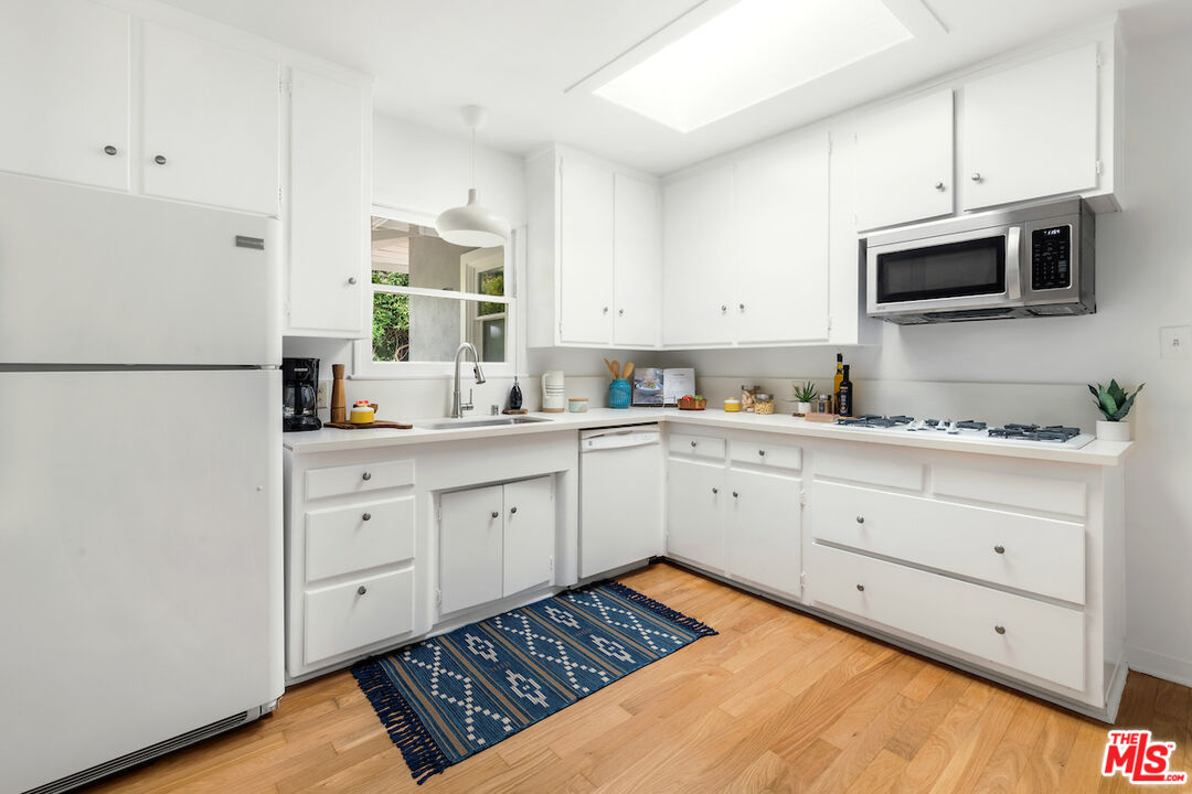 8862 Hollywood Hills Rd