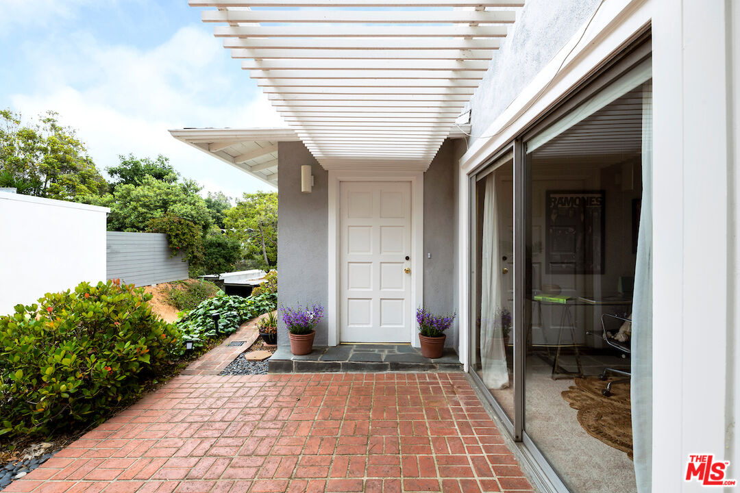 8862 Hollywood Hills Rd