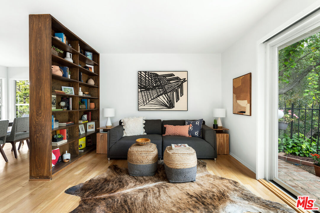 8862 Hollywood Hills Rd