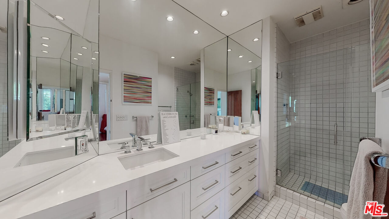 8960 NE Cynthia St Unit: 207