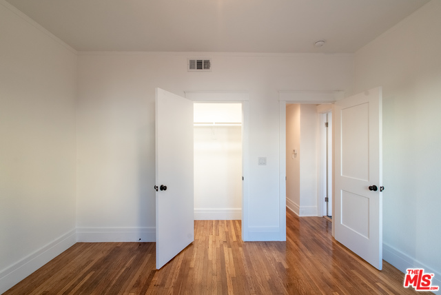 769 N RIDGEWOOD PL Unit: 1/2