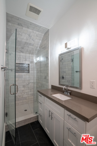 769 N RIDGEWOOD PL Unit: 1/2