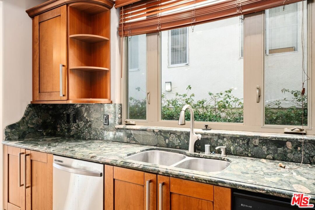 1940 MANNING AVE Unit: 101