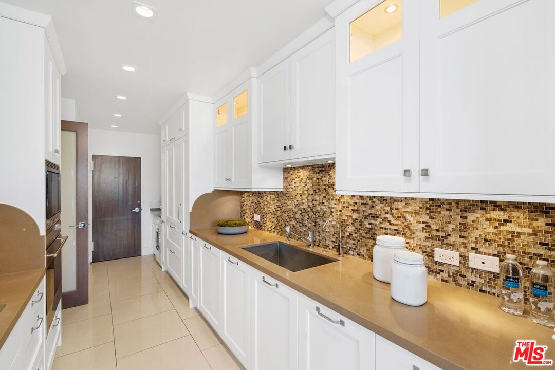 875 Comstock Ave Unit: 14A