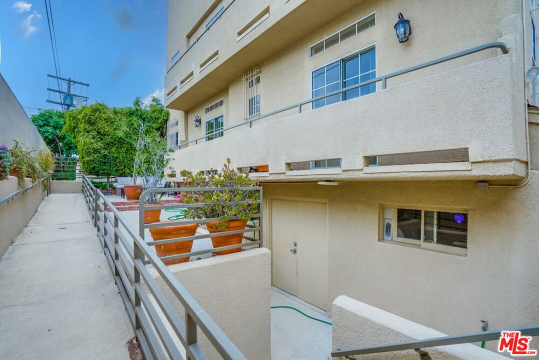 1034 S Shenandoah St Unit: 4