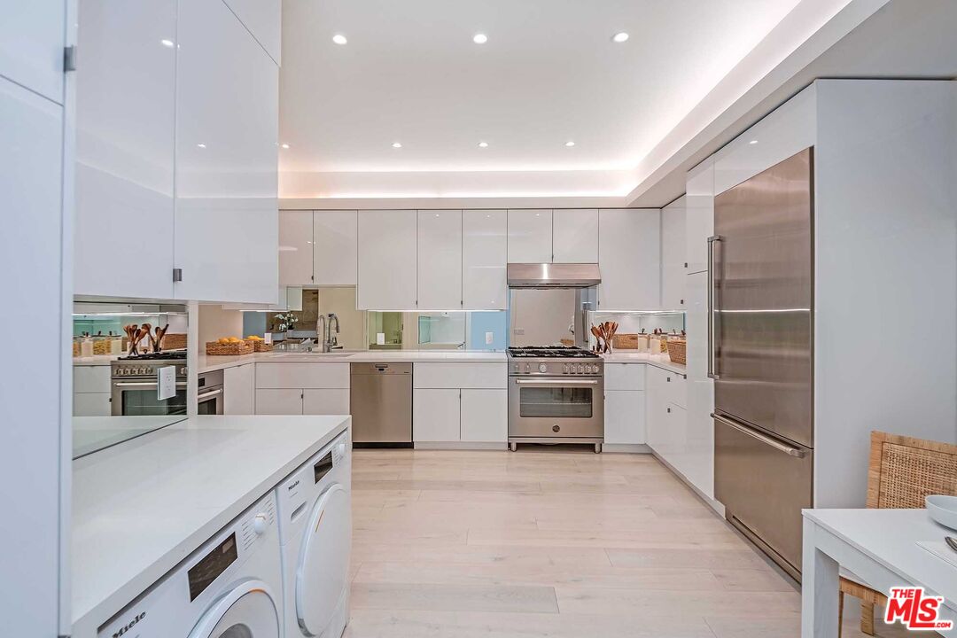 2369 S Beverly Glen Blvd Unit: 206