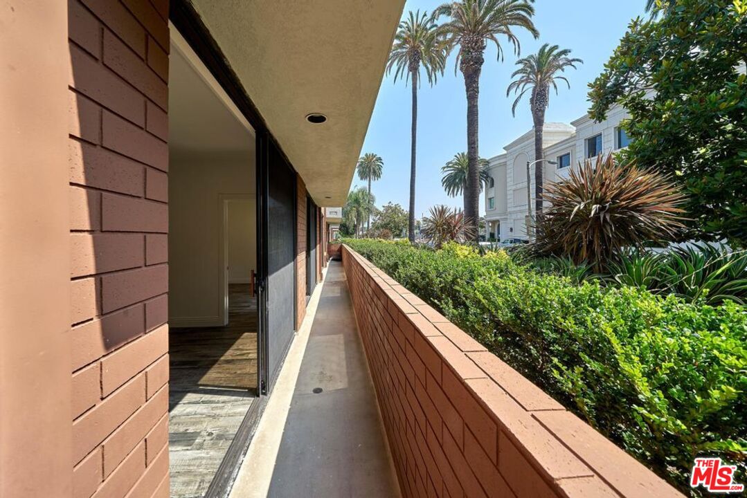 125 N Gale Dr Unit: 101