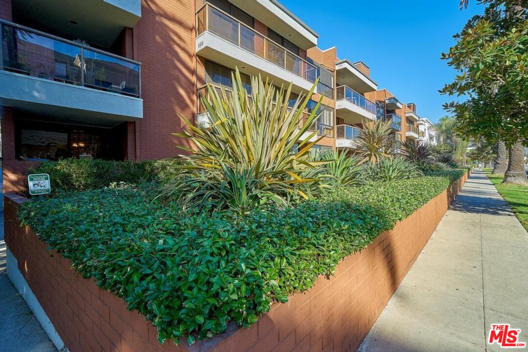 125 N Gale Dr Unit: 101