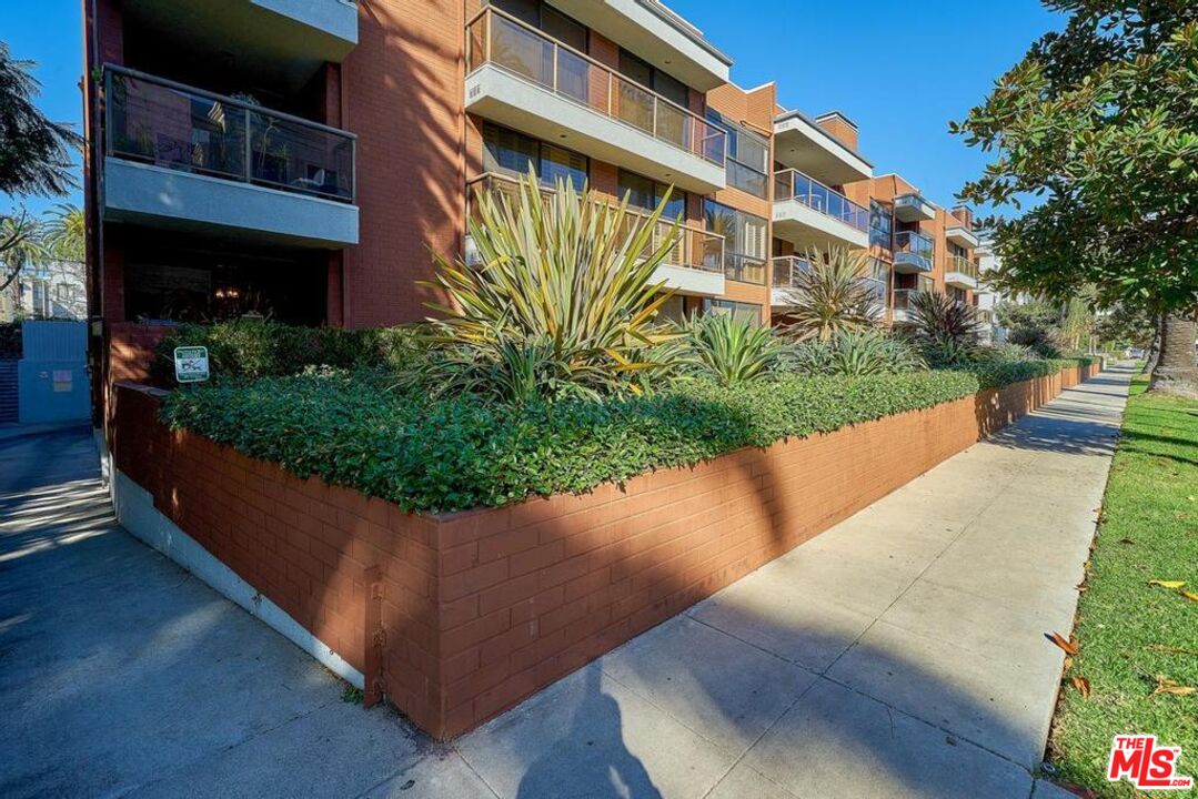 125 N Gale Dr Unit: 101