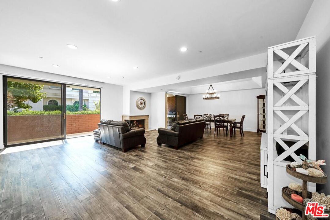 125 N Gale Dr Unit: 101