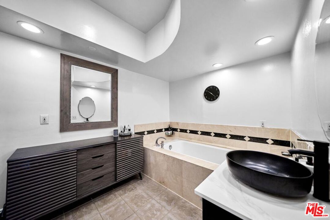 125 N Gale Dr Unit: 101