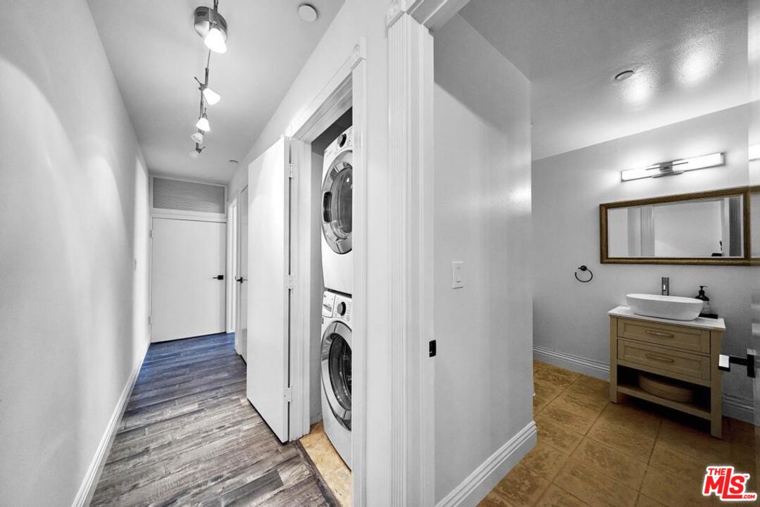 125 N Gale Dr Unit: 101