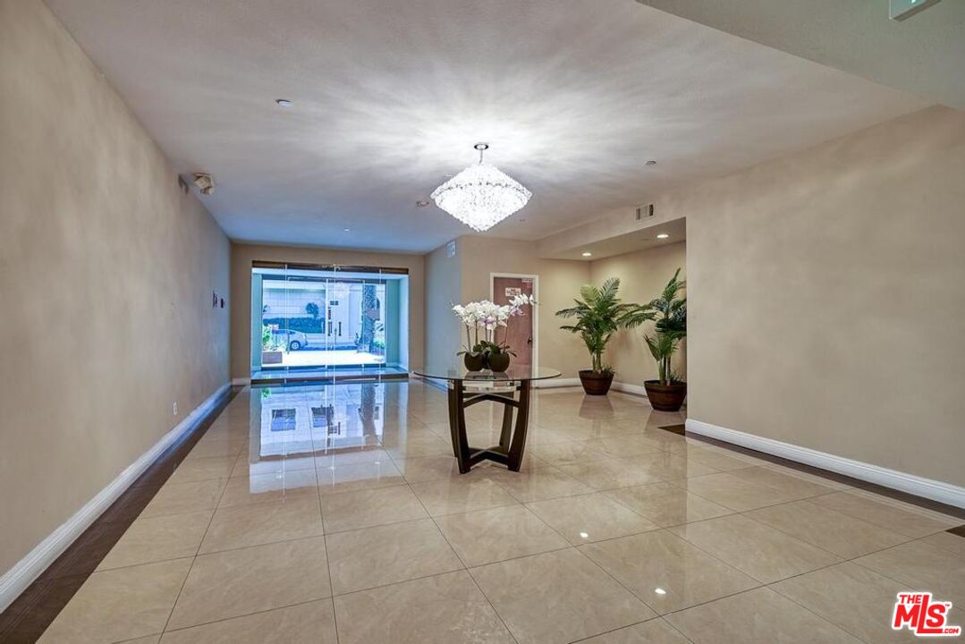 125 N Gale Dr Unit: 101