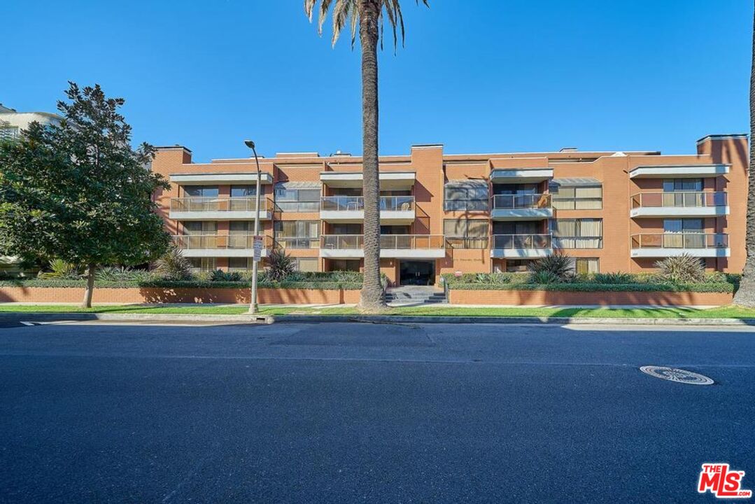 125 N Gale Dr Unit: 101