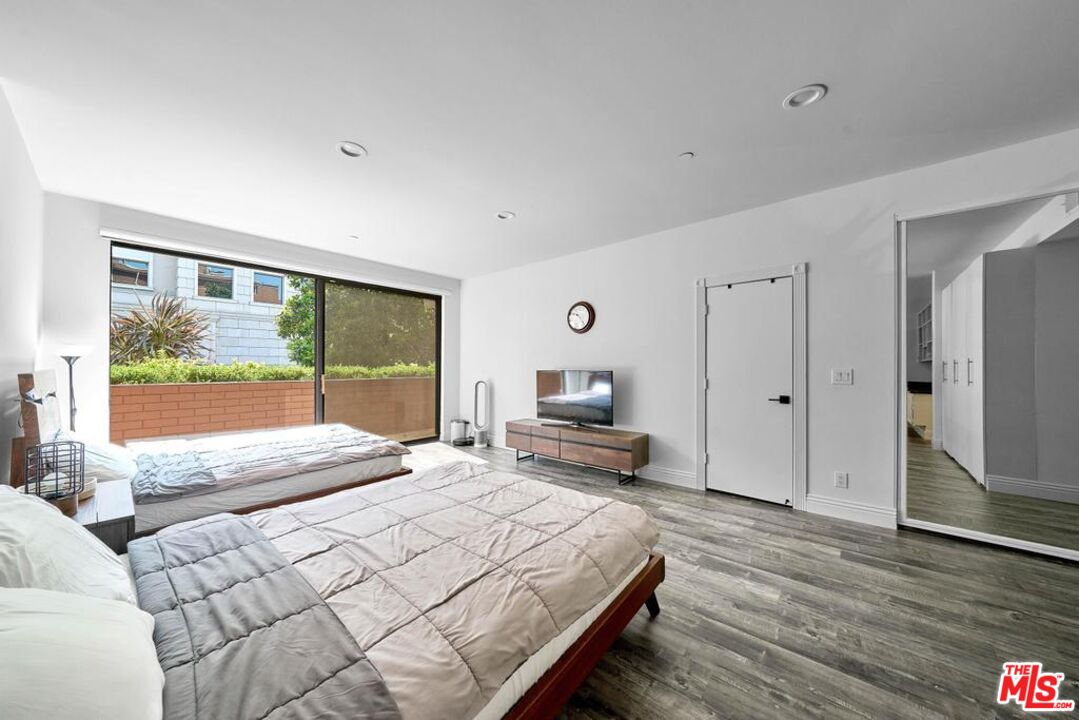 125 N Gale Dr Unit: 101