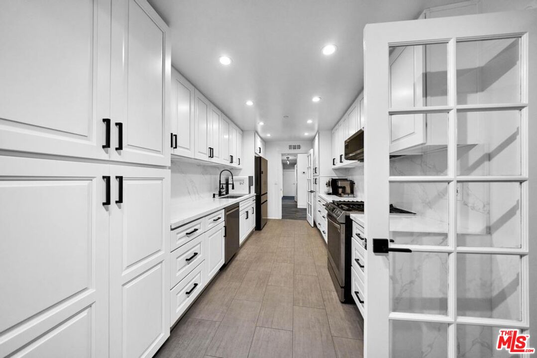 125 N Gale Dr Unit: 101