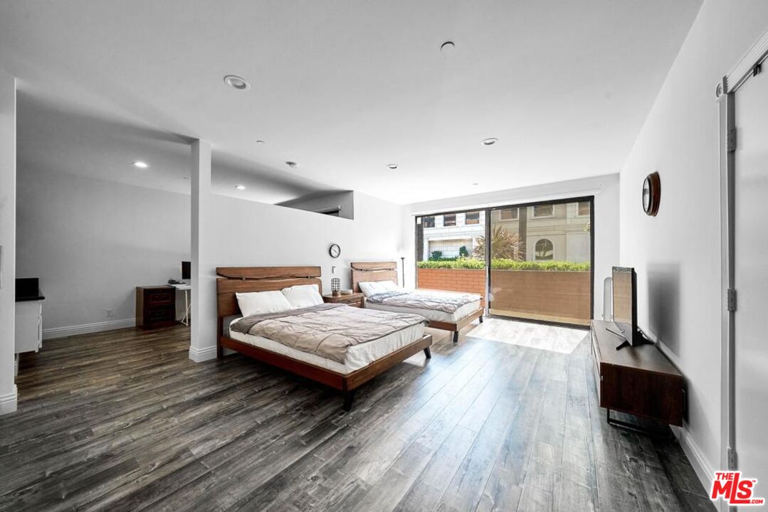 125 N Gale Dr Unit: 101