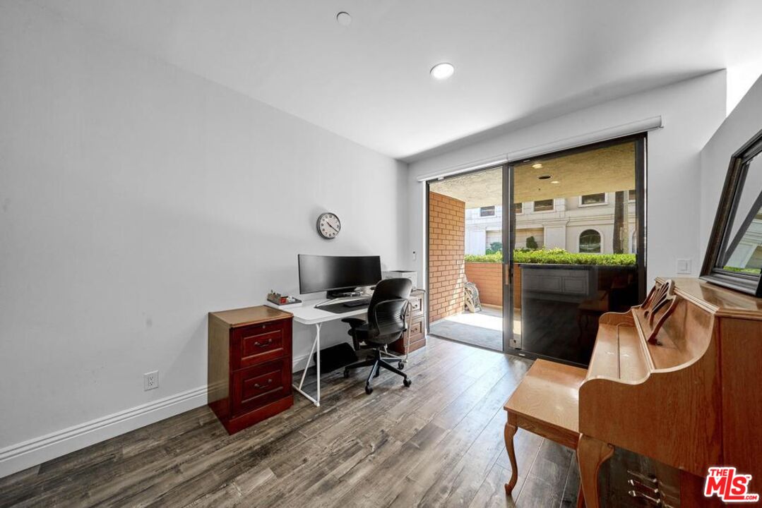 125 N Gale Dr Unit: 101