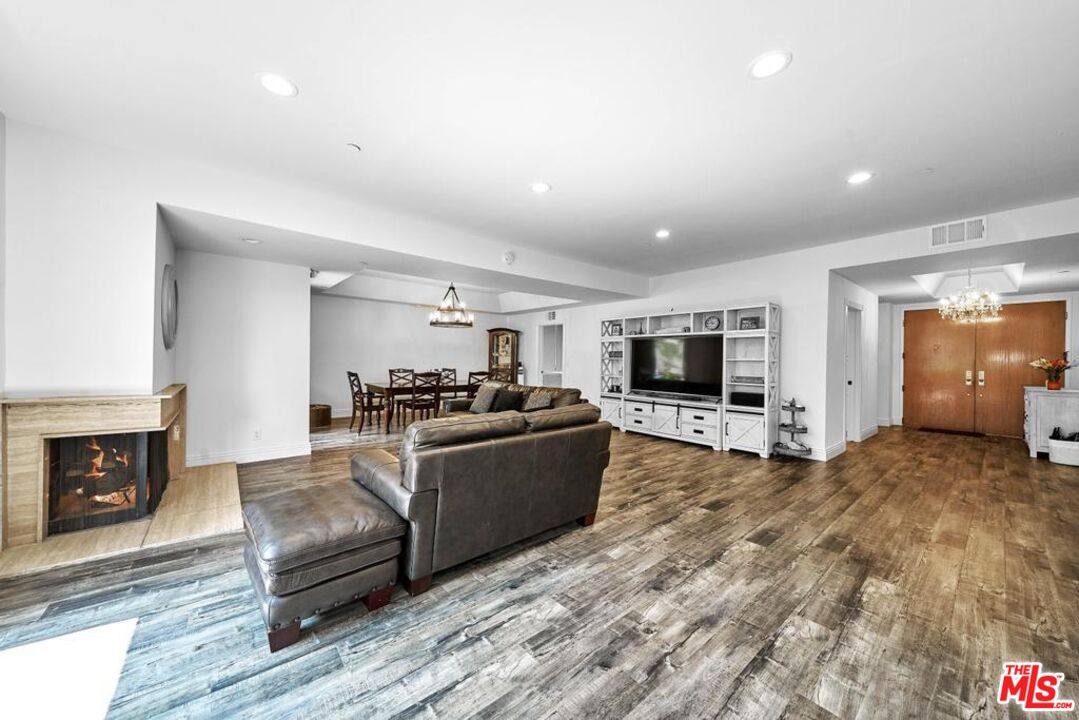 125 N Gale Dr Unit: 101