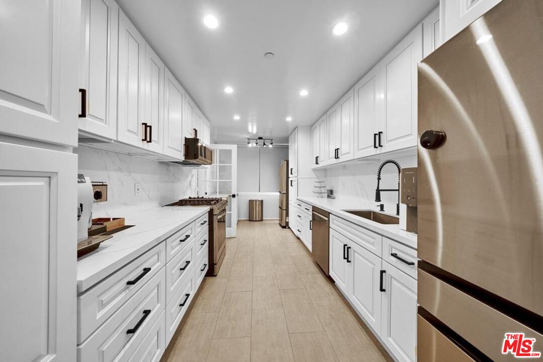 125 N Gale Dr Unit: 101