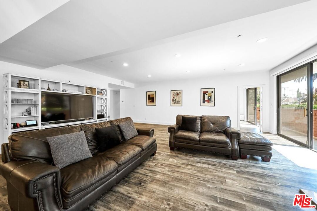 125 N Gale Dr Unit: 101