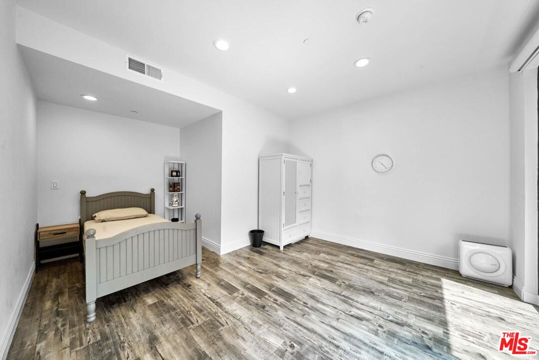 125 N Gale Dr Unit: 101