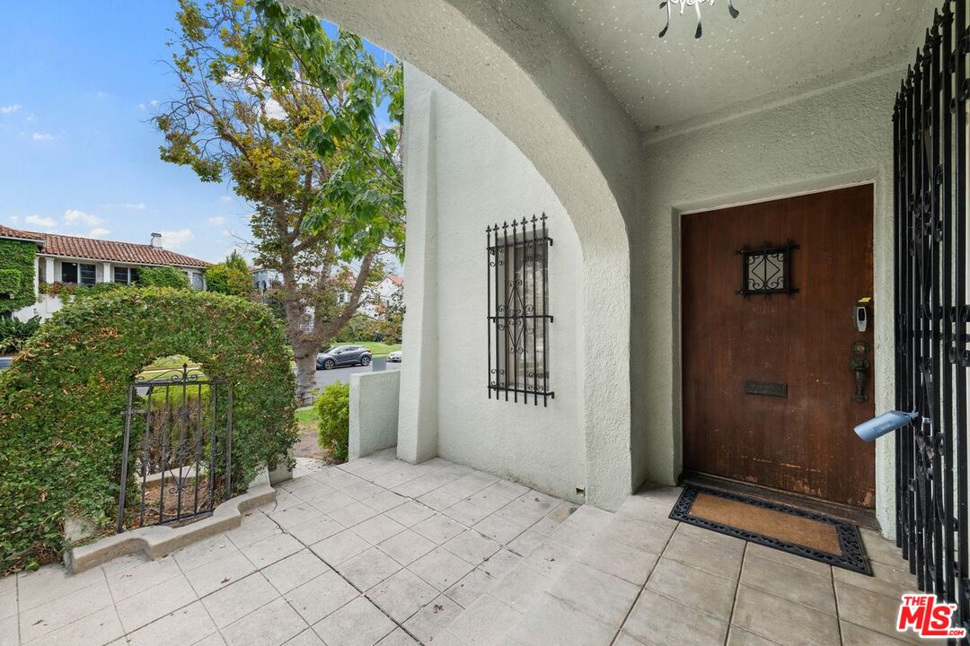 323 N MANSFIELD AVE
