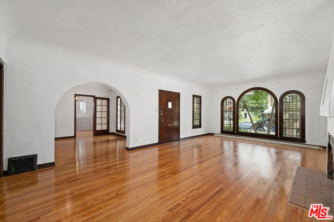 323 N MANSFIELD AVE