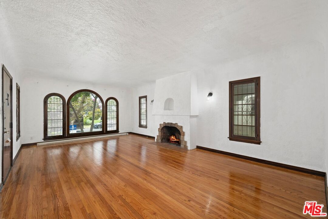 323 N MANSFIELD AVE