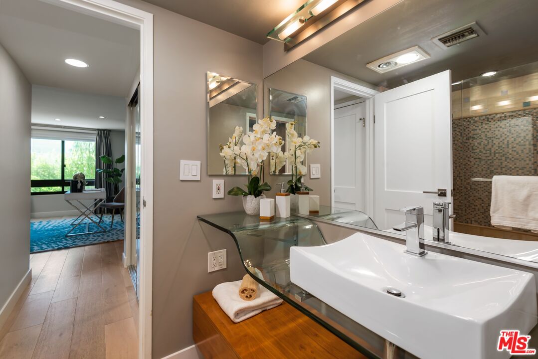 851 N Kings Rd Unit: 104