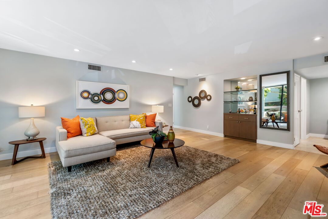 851 N Kings Rd Unit: 104