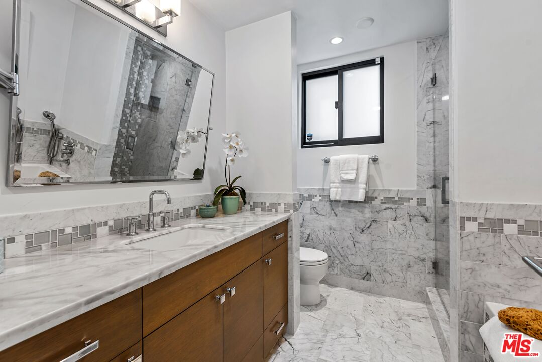 851 N Kings Rd Unit: 104