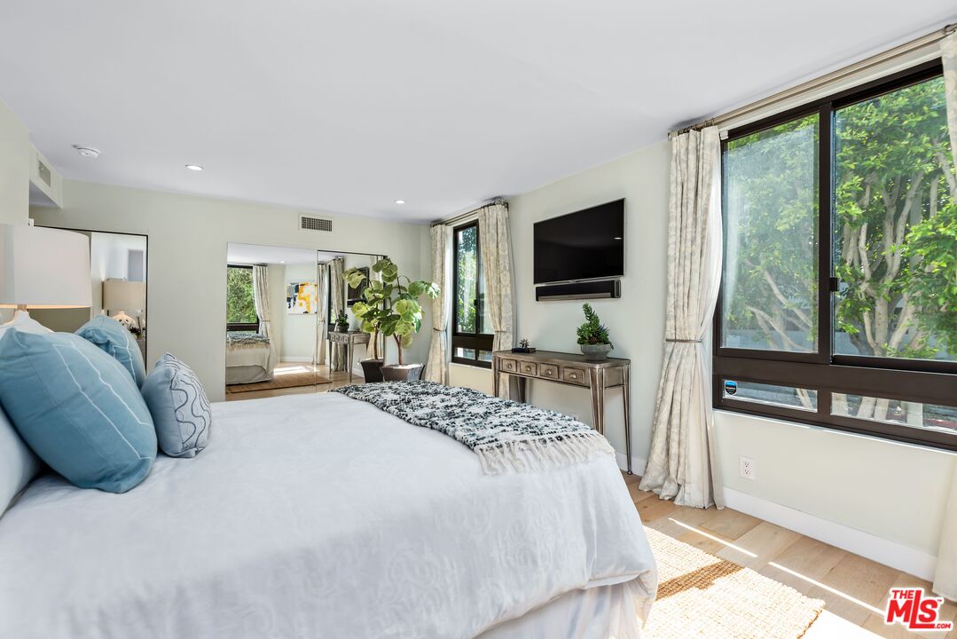 851 N Kings Rd Unit: 104