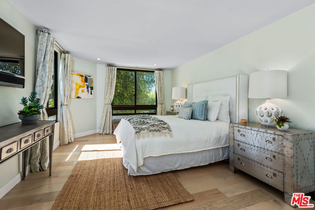 851 N Kings Rd Unit: 104