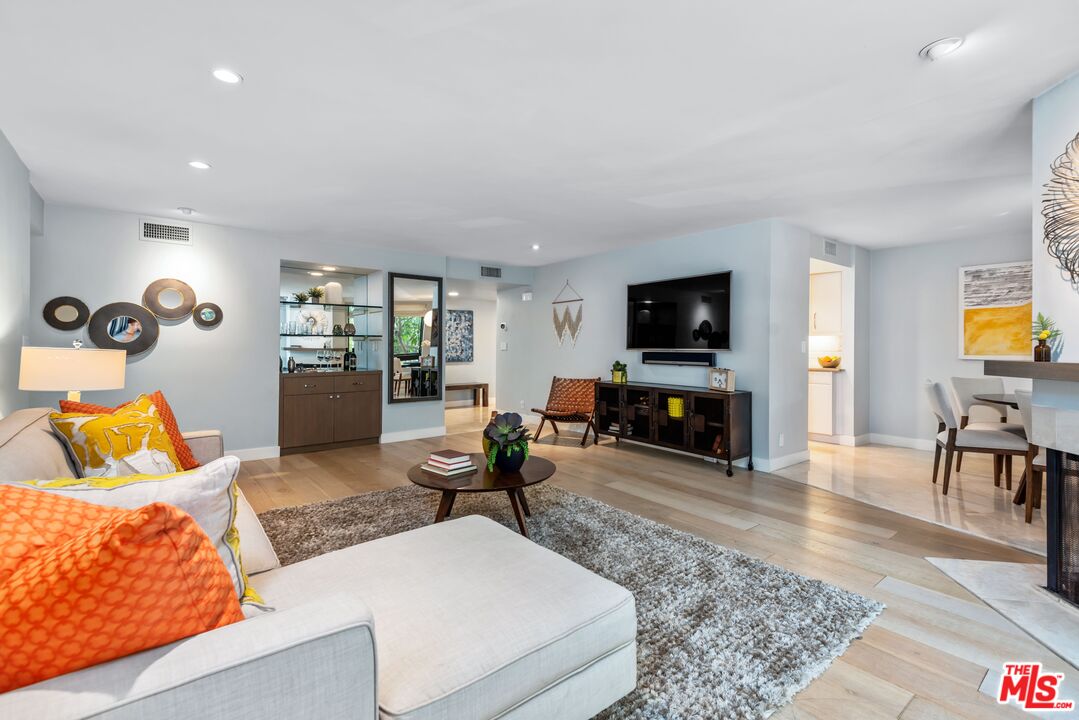 851 N Kings Rd Unit: 104